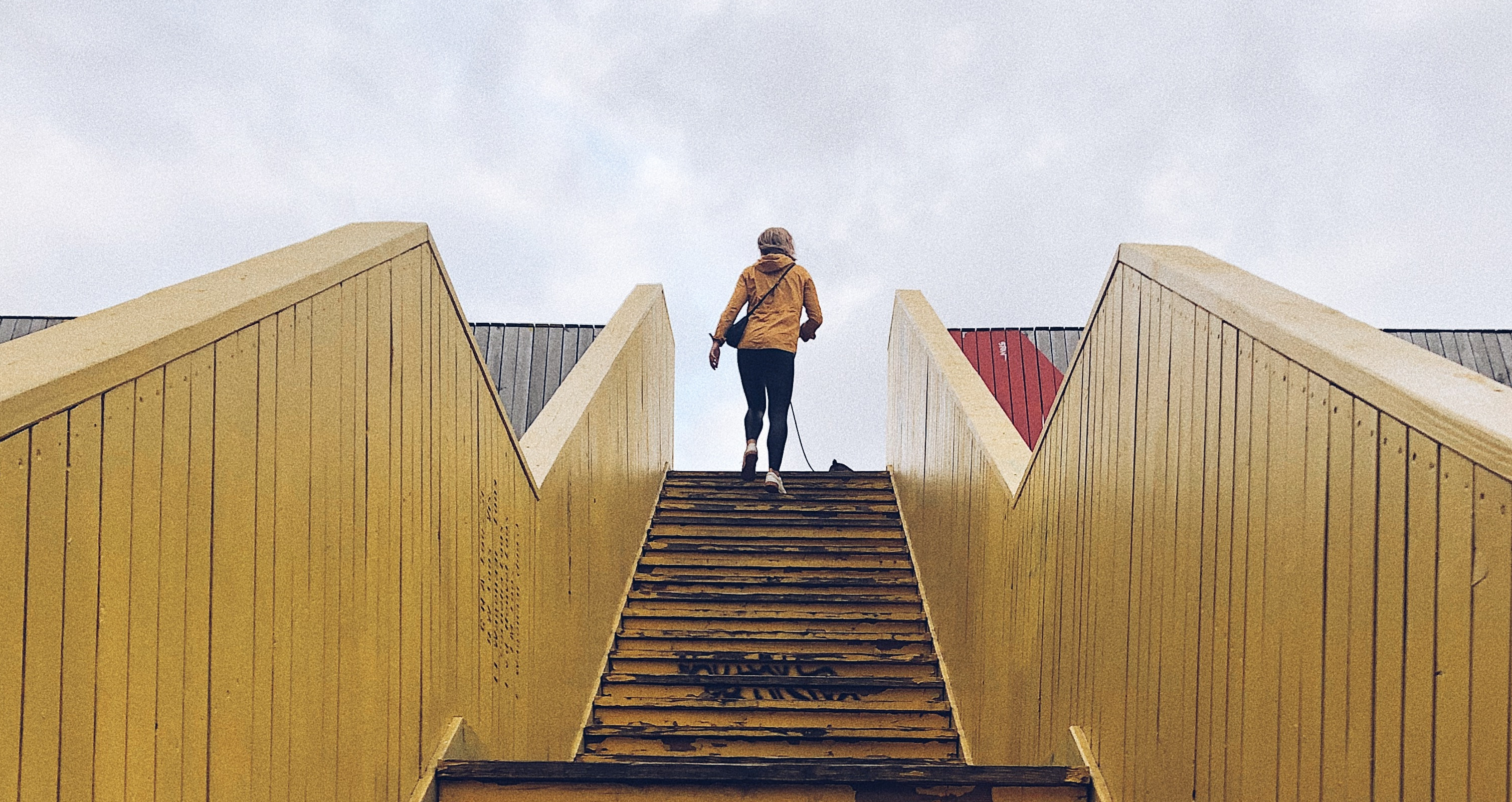 Frau auf einer Treppe